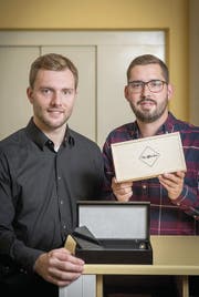 «The offline box» statt WhatsApp-Chat: Simon Scherrer und Reto Zingg mit ihrer Geschäftsidee, um «mehr Zeit fürs Wesentliche» zu bekommen. (Bild: Urs Bucher)