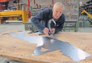 Fast wie ein Scherenschnitt: Kurt Zwingli schneidet mit der Metallschere das 0,75 Millimeter dünne Stahlblech für den Brutfuederträger. (Bild: Hansruedi Kugler)