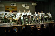 Einen Abend lang bester Unterhaltung geboten: Die Bürgermusik Gams im schön dekorierten Widemsaal. (Bild: PD)