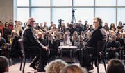 Grossandrang zum Sonntagsgespräch: Architekt Peter Zumthor (links) unterhält sich mit Regisseur Wim Wenders. (Bild: Miro Kuzmanovic/KUB)
