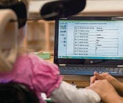 Der Laptop kommt zum Einsatz, wenn Daria die Kraft ausgeht. (Bild: Reto Martin (Reto Martin))