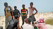 Mitarbeiter der Internationalen Organisation für Migration interviewen Flüchtlinge an einem Strand der jemenitischen Küste. (Bild: EPA (Schabwa))