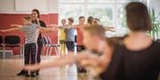Im Spiegel: Carmen Huber (in Schwarz) feilt mit ihren jungen Tänzerinnen und Tänzern an Ausdruck und Präsentation. (Bild: Reto Martin)