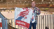 Oskar Breitenmoser sammelt seit 1982 Trikots. Er besitzt 37 SCH-Trikots und 25 von internationalen Vereinen. Einen besonderen Stellenwert in seiner Sammlung hat das Shirt aus der Aufstiegssaison 1997. (Bilder: Bruno Eisenhut)