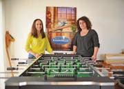 Die Krippenleiterinnen Tatjana Kunic und Stefanie Zinsli im Dachgeschoss des Alterszentrums Grünau. (Bild: Olaf Kühne)