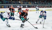 Der Frauenfelder Verteidiger Claude Moser wird von den ZSC-Spielern Chris Baltisberger (links) und Drew Shore unter Druck gesetzt. (Bild: Reto Martin)