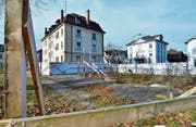 Neuer Anlauf beim Bündnerhof: Die geschützte Platane bleibt beim neuen Überbauungsprojekt unangetastet. (Bild: Max Eichenberger)