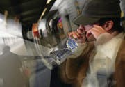 Ein Jugendlicher trinkt in einer nachgestellten Szene am Bahnhof Frauenfeld Wodka aus der Flasche. (Archivbild: Susanne Basler)
