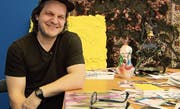Der St. Galler Beni Bischof gehört zu den porträtierten Künstlern in Uta Kenters Langzeitreportage. (Bild: SRF)