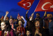Jubelnde Erdogan-Anhänger nach der Abstimmung. (Bild: TOLGA BOZOGLU (EPA))