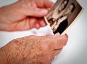 An Demenz Erkrankte haben ein eingeschränktes Erinnerungs- und Denkvermögen und sind auf Hilfe angewiesen. (Bild: Fred Froese/Getty)
