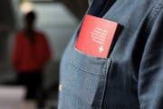 Wer hat nur den Schweizer Pass - und wer auch noch einen anderen? Ein SVP-Politiker will Klarheit. (Bild: CHRISTIAN BEUTLER (KEYSTONE))