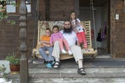 Emir Tahirovic mit seinem Bub und den beiden jüngeren Töchtern zu Hause in St.Margrethen. (Bild: Hanspeter Schiess)