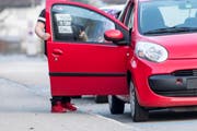 Elterntaxis sind für die einen ein Ärgernis, für die anderen eine Selbstverständlichkeit. (Bild: Urs Bucher)