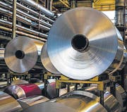 Nach der Vorbehandlung werden die Aluminiumfolien lackiert. (Bild: pd)