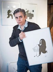 Ramsés Morales Izquierdo mit einer Karikatur zum Shoppingwahn am "Black Friday". (Bild: Ralph Ribi)