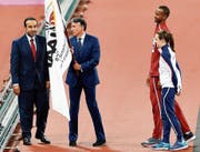 Weltverbandspräsident Sebastian Coe (Mitte) übergibt die IAAF-Flagge an einen Vertreter Katars. Dort wird die Leichtathletik-WM in zwei Jahren stattfinden. (Bild: Martin Meissner/AP)