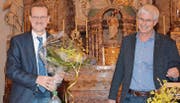 Christoph Häne gratuliert Magnus Brändle (links) zum 30-Jahr-Jubiläum als Ratsschreiber. (Bilder: Beat Lanzendorfer)