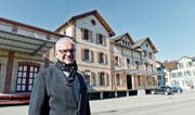 Gemeindepräsident Stephan Tobler vor dem Mostereigebäude. (Bild: Donato Caspari)