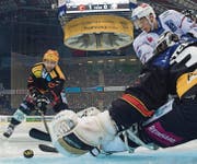 Im vierten Spiel lässt sich Berns Goalie Jakub Stepanek nicht bezwingen. Auch ZSC-Jungstar Auston Matthews kommt nicht am Tschechen vorbei. (Bild: ky/Marcel Bieri)