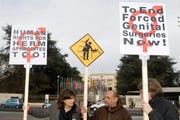 Demonstration für einen ethischen Umgang mit Geschlechtsvarianten vor dem UN-Sitz in Genf. (Bild: Keystone)