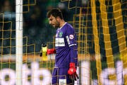 Muss St.Gallens Torhüter Daniel Lopar im Spiel gegen die Ostschweizer Traumelf hinter sich greifen? (Bild: PETER KLAUNZER (KEYSTONE))