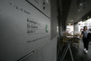 Mehrere ihm vorgeworfene Raubüberfälle streitet der Beschuldigte vor dem Kreisgericht St.Gallen ab. (Bild: Sam Thomas)