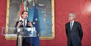 Bundespräsident Alexander Van der Bellen (rechts) empfängt Sebastian Kurz. (Bild: Hans Klaus Techt/APA/Keystone (Wien, 20. Oktober 2017))
