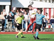 Amriswils Patrick Züllig (Mitte) setzt sich beobachtet von Schiedsrichter Sandro Cadusch gegen Patrice Baumann durch. (Bild: Mario Gaccioli)