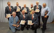 Die Geehrten und die Jubilare Walter Geisser, Thomas Glanzmann, Tobias Guntli (vorne) und Röbi Neubauer, Hans Müntener, Andy Kaufmann, Christian Senn, Andy Glanzmann, Alois Lenherr (hinten), Paul Broder fehlt. (Bild: PD)