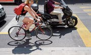 Weniger Reaktionszeit: Kopfhörer beim Velofahren sind gefährlich. (Bild: Martial Trezzini/KEY)