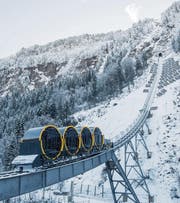 Die jüngste in der Schweiz und die steilste der Welt: Mitte Dezember wurde die futuristische Standseilbahn auf den Stoos im Kanton Schwyz eröffnet. (Bild: Urs Flüeler/KEY (Stoos, 15. Dezember 2017))