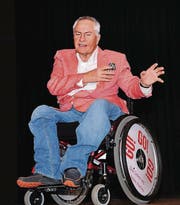 Josef Müller, ein hervorragender Rhetoriker, zieht das Publikum mit den bizarren Erzählungen in seinen Bann. (Bild: Heidy Beyeler)