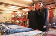 Flurina Stäheli (links) und Michèle Müller laden in der Rorschacher Brauerei zum Kleidertausch ein. (Bild: Jolanda Riedener)