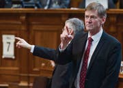 Sind ihren Job bald los: Die Stimmenzähler Pankraz Freitag (FDP/GL) und Claude Hêche (SP/JU) gestern im Ständerat. (Bild: ky/Lukas Lehmann)