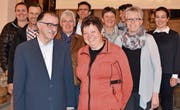 Gruppenfoto der Behörde der Evangelischen Kirchgemeinde Ermatingen. Vorne strahlen die beiden neugewählten Oliver Schmid und Marlies Benois (Vertreterin in der Synode). (Bild: Margrith Pfister-Kübler)