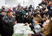 Rekordwahlbeteiligung und rekordverdächtiges Medieninteresse bei der Wahl in Katalonien. (Bild: Alberto Estevez/EPA (Barcelona, 21. Dezember 2017))