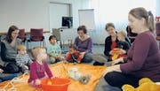 Mit Spielen, Singen und durch Reime öffnet Karin Patton (rechts) den Müttern und ihren Kindern die Welt der Babyzeichensprache. (Bild: mst.)