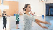 In ihrem Element: Daria Höhener zeigt den Schülern die Choreographie vor.