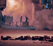 Eine Gruppe Demonstranten im tunesischen Ettadhamoun unweit der Hauptstadt Tunis. (Bild: EPA (11. Januar 2018))