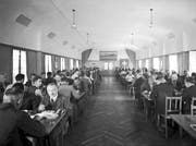 Blick in den Speisesaal der Bühler-Kantine im Jahr 1941. (Bilder: Bühler AG)