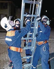 Jugendliche stellen die Feuerwehrleiter. (Bild: pd)