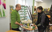 Markus Filinger berät eine Kundin an der Kasse des Gartenmarkts. (Bild: Leandra Reiser)