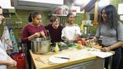 Alexandra Koch mit Mädchen aus dem Mädels-Treff beim gemeinsam Kochen.