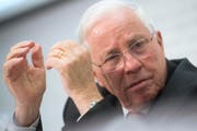 SVP-Stratege Christoph Blocher zieht sich aus der Parteispitze zurück. (Bild: MARCEL BIERI (KEYSTONE))