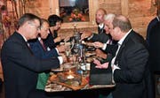 Fondueplausch für den Botschafterclub vor dem Wiga-Rundgang. (Bild: Heini Schwendener)