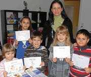 Sanela Egli und die kleinen Künstler mit den selber gemalten Büchern. (Bild: Brenda Zuckschwerdt)