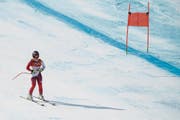 Lara Gut verpasst in der Abfahrt ein Tor und scheidet aus. (Bild: JEAN-CHRISTOPHE BOTT (KEYSTONE))