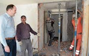 Hotelier Michael Müller, zusammen mit Handwerkern, beim Rundgang durch die Baustelle. (Bilder: Adi Lippuner)