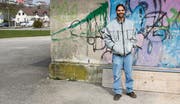 Jonathan Trüeb hinter dem Gashaus gegenüber dem Oberstufenzentrum Müllheim. Hier soll der Holzerwagen ab dem Sommer stehen. (Bild: Rahel Haag)